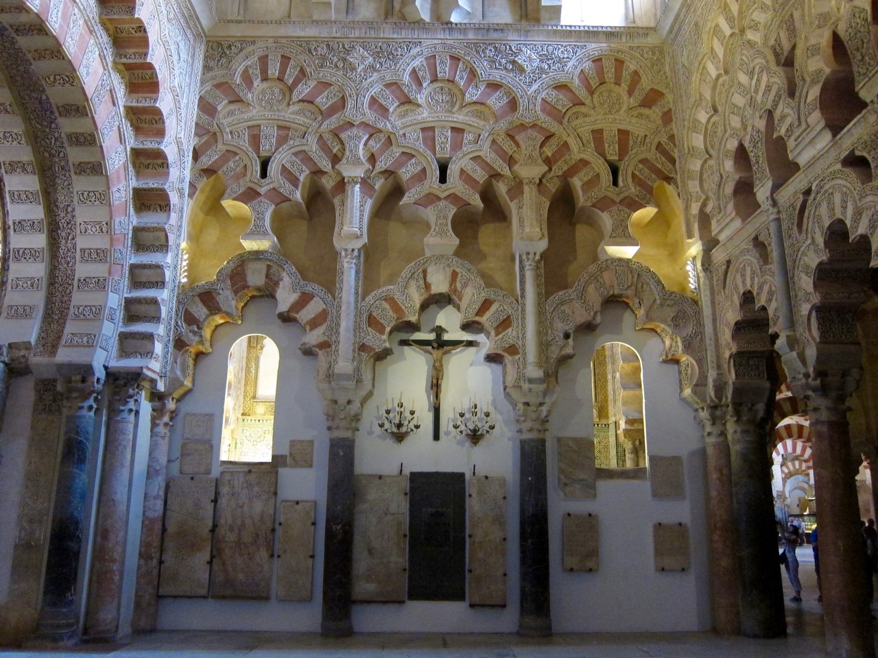 Crucifix surrounded by typical Moorish architecture of the Mezquita